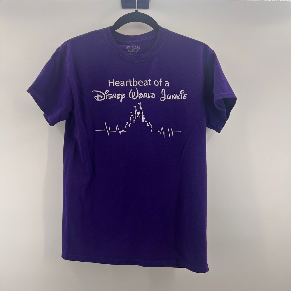 Gildan Purple Heartbeat of a Disney World Junkie Graphic T-Shirt Mens Small S